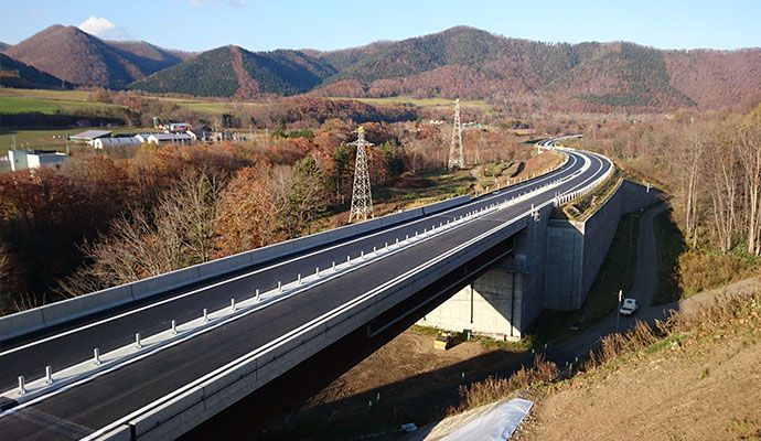山間部に整備された舗装済みの高架道路