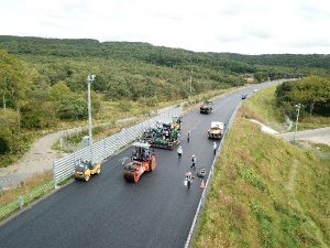 1.8北海道横断自動車道　釧路市　湯波内西舗装工事　施工中2