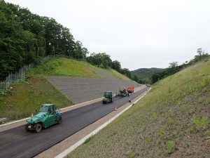 1.8北海道横断自動車道　釧路市　湯波内西舗装工事　施工中