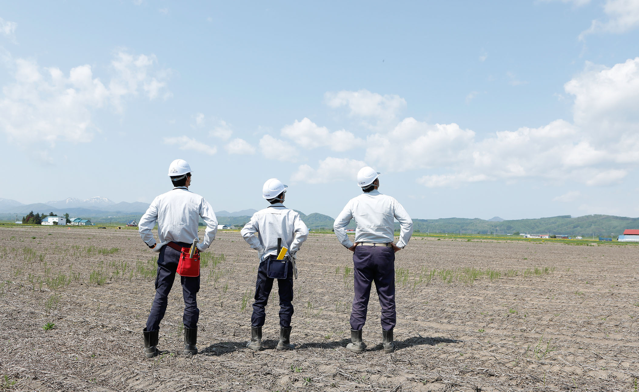 3人の従業員が空を見つめている様子