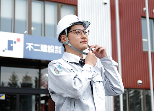 ヘルメットを着用している男性職員