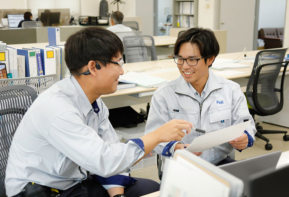 社内で相談しながら作業する様子