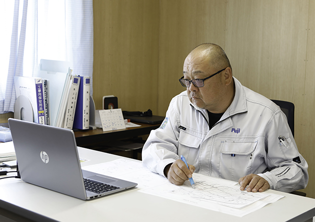 図面を確認する男性職員