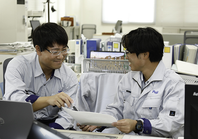 社内で相談しながら作業する様子