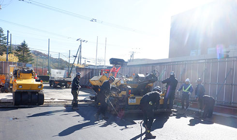 舗装作業中のアスファルト施工現場